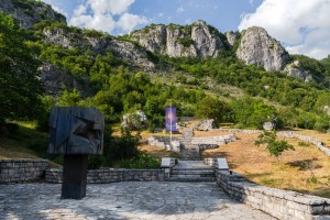 Spomen kompleks Vukovi korjeni